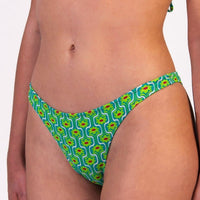 Bikini con fascia in fantasia floreale verde con interno e cuciture a contrasto colore fucsia Fascia con coppe estraibili e chiusura con laccetti sottili Slip con fianco unito 100% Made in Italy