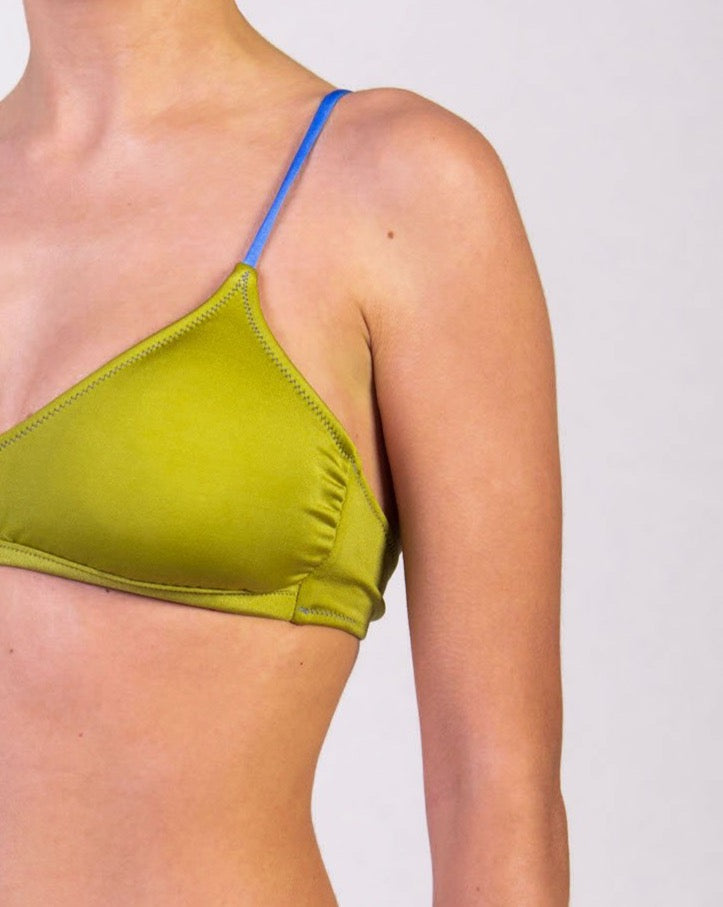 Bikini con bralette tinta unita colore verde satinato con laccetti e cuciture a contrasto colore blu Bralette con coppe estraibili e chiusura metallica Spalline mobili da allacciare dietro al collo o dietro la schiena Slip con fianco unito 100% Made in Italy