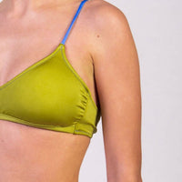 Bikini con bralette tinta unita colore verde satinato con laccetti e cuciture a contrasto colore blu Bralette con coppe estraibili e chiusura metallica Spalline mobili da allacciare dietro al collo o dietro la schiena Slip con fianco unito 100% Made in Italy