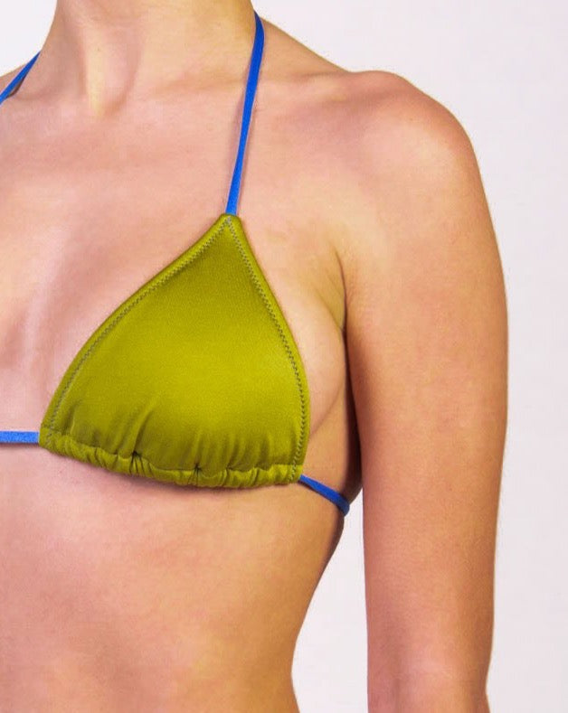 Bikini con triangolo e slip con laccetti colore verde satinato con laccetti e cuciture a contrasto colore blu Triangolo scorrevole con coppe estraibili Slip con laccetti sottili Morbida Lycra 100% Made in Italy