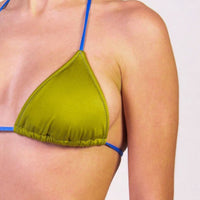 Bikini con triangolo e slip con laccetti colore verde satinato con laccetti e cuciture a contrasto colore blu Triangolo scorrevole con coppe estraibili Slip con laccetti sottili Morbida Lycra 100% Made in Italy