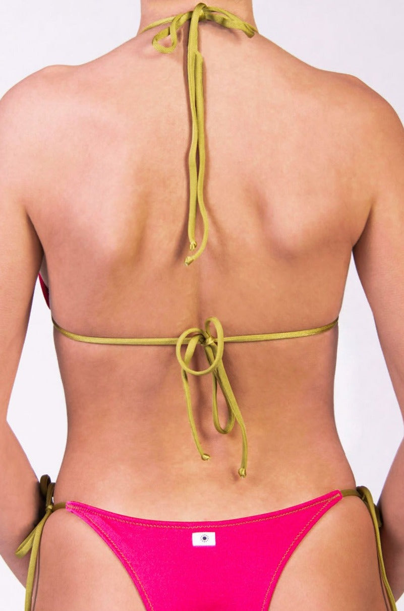 Bikini con triangolo e slip con laccetti tinta unita colore fucsia satinato, con laccetti e cuciture a contrasto colore verde Triangolo scorrevole con coppe estraibili Slip con laccetti sottili Morbida Lycra 100% Made in Italy