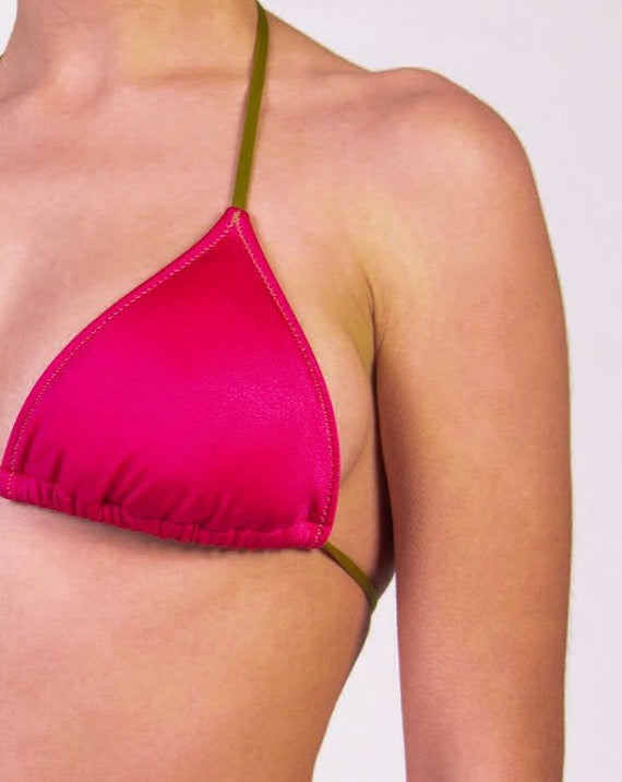 Bikini con triangolo e slip con laccetti tinta unita colore fucsia satinato, con laccetti e cuciture a contrasto colore verde Triangolo scorrevole con coppe estraibili Slip con laccetti sottili Morbida Lycra 100% Made in Italy