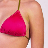 Bikini con triangolo e slip con laccetti tinta unita colore fucsia satinato, con laccetti e cuciture a contrasto colore verde Triangolo scorrevole con coppe estraibili Slip con laccetti sottili Morbida Lycra 100% Made in Italy