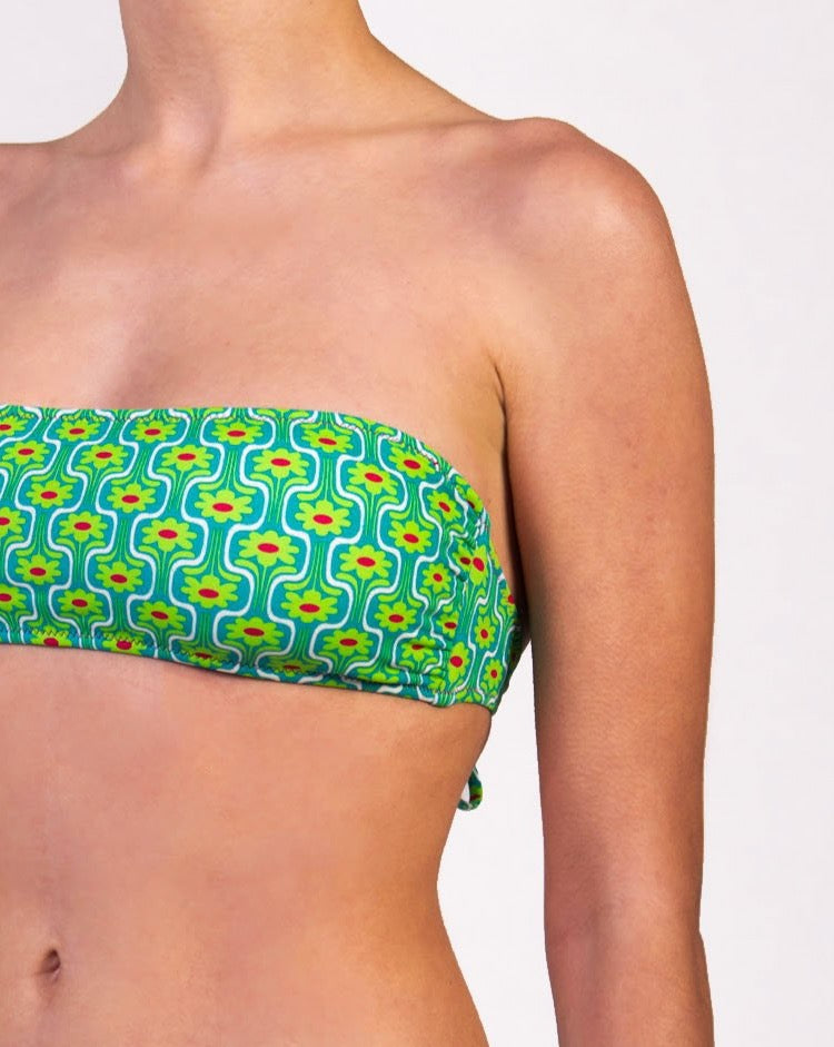 Bikini con fascia in fantasia floreale verde con interno e cuciture a contrasto colore fucsia Fascia con coppe estraibili e chiusura con laccetti sottili Slip con fianco unito 100% Made in Italy