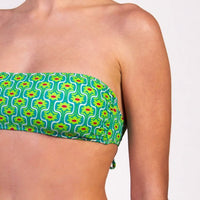 Bikini con fascia in fantasia floreale verde con interno e cuciture a contrasto colore fucsia Fascia con coppe estraibili e chiusura con laccetti sottili Slip con fianco unito 100% Made in Italy