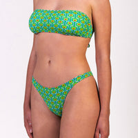 Bikini con fascia in fantasia floreale verde con interno e cuciture a contrasto colore fucsia Fascia con coppe estraibili e chiusura con laccetti sottili Slip con fianco unito 100% Made in Italy