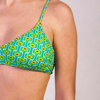 Bikini con top bralette in fantasia floreale verde con interno e cuciture a contrasto colore fucsia Bralette con coppe estraibili e chiusura metallica Spalline mobili da allacciare dietro al collo o dietro la schiena Slip con fianco unito 100% Made in Italy