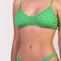 Bikini con top bralette in fantasia floreale verde con interno e cuciture a contrasto colore fucsia Bralette con coppe estraibili e chiusura metallica Spalline mobili da allacciare dietro al collo o dietro la schiena Slip con fianco unito 100% Made in Italy