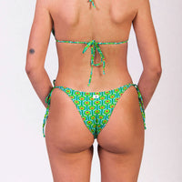 Bikini in fantasia verde floreale con triangolo e slip con laccetti, interno e cuciture a contrasto colore fucsia Triangolo scorrevole con coppe estraibili Slip con laccetti sottili Morbida Lycra 100% Made in Italy