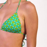 Bikini in fantasia verde floreale con triangolo e slip con laccetti, interno e cuciture a contrasto colore fucsia Triangolo scorrevole con coppe estraibili Slip con laccetti sottili Morbida Lycra 100% Made in Italy