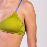 Bikini con bralette tinta unita colore verde satinato con laccetti e cuciture a contrasto colore blu Bralette con coppe estraibili e chiusura metallica Spalline mobili da allacciare dietro al collo o dietro la schiena Slip con fianco unito 100% Made in Italy