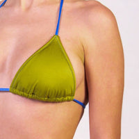 Bikini con triangolo e slip con laccetti colore verde satinato con laccetti e cuciture a contrasto colore blu Triangolo scorrevole con coppe estraibili Slip con laccetti sottili Morbida Lycra 100% Made in Italy