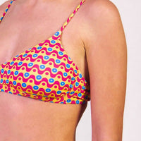 Bikini con Bralette in fantasia geometrica colore giallo, fucsia e blu, interno e cuciture a contrasto colore blu Bralette con coppe estraibili e chiusura metallica Spalline mobili da allacciare dietro al collo o dietro la schiena Slip con fianco unito Morbida Lycra 100% Made in Italy
