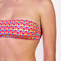 Bikini con fascia in fantasia geometrica colore giallo, fucsia e blu con interno e cuciture a contrasto colore blu Fascia con coppe estraibili e chiusura con laccetti sottili Slip con fianco unito Morbida Lycra 100% Made in Italy