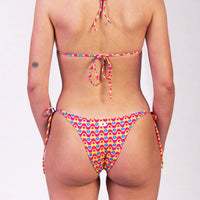 Bikini con triangolo e slip con laccetti in fantasia geometrica colore giallo, fucsia e blu, con interno e cuciture a contrasto colore blu Triangolo scorrevole con coppe estraibili Slip con laccetti sottili Morbida Lycra 100% Made in Italy