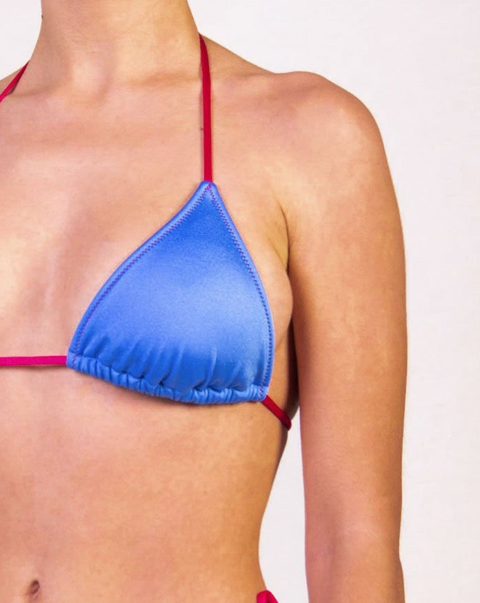 Bikini con triangolo e slip con laccetti colore blu satinato, laccetti e cuciture a contrasto colore fucsia Triangolo scorrevole con coppe estraibili Slip con laccetti sottili 100% Made in Italy