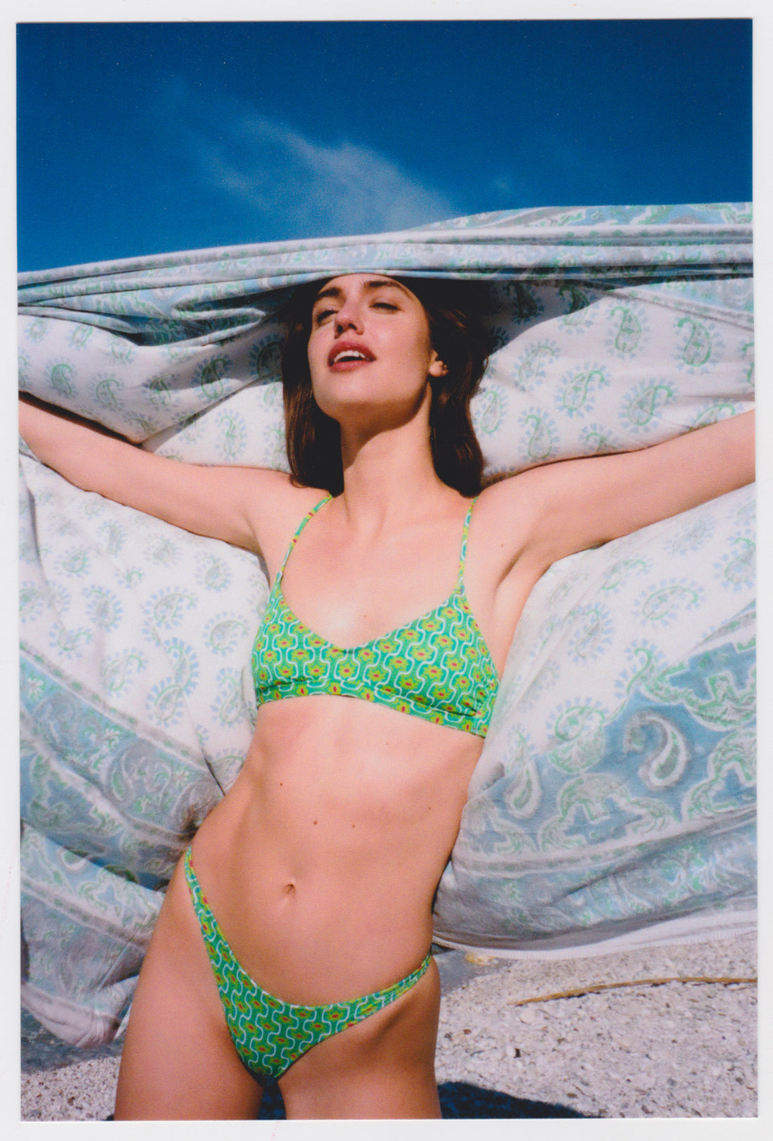 Bikini con top bralette in fantasia floreale verde con interno e cuciture a contrasto colore fucsia Bralette con coppe estraibili e chiusura metallica Spalline mobili da allacciare dietro al collo o dietro la schiena Slip con fianco unito 100% Made in Italy