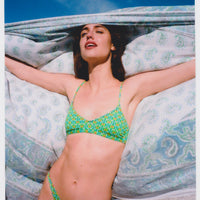 Bikini con top bralette in fantasia floreale verde con interno e cuciture a contrasto colore fucsia Bralette con coppe estraibili e chiusura metallica Spalline mobili da allacciare dietro al collo o dietro la schiena Slip con fianco unito 100% Made in Italy