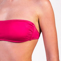 Bikini con fascia tinta unita colore fucsia satinato con laccetti e cuciture a contrasto colore verde Fascia con coppe estraibili Slip con fianco unito 100% Made in Italy