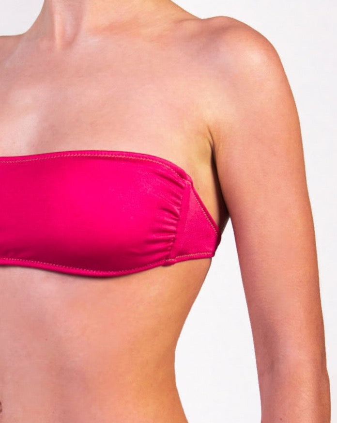 Bikini con fascia tinta unita colore fucsia satinato con laccetti e cuciture a contrasto colore verde Fascia con coppe estraibili Slip con fianco unito 100% Made in Italy