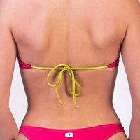 Bikini con fascia tinta unita colore fucsia satinato con laccetti e cuciture a contrasto colore verde Fascia con coppe estraibili Slip con fianco unito 100% Made in Italy