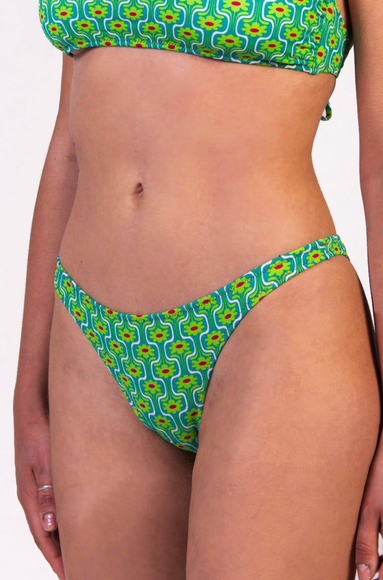 Bikini con fascia in fantasia floreale verde con interno e cuciture a contrasto colore fucsia Fascia con coppe estraibili e chiusura con laccetti sottili Slip con fianco unito 100% Made in Italy