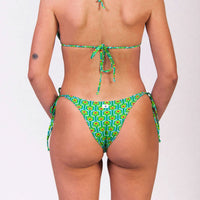 Bikini in fantasia verde floreale con triangolo e slip con laccetti, interno e cuciture a contrasto colore fucsia Triangolo scorrevole con coppe estraibili Slip con laccetti sottili Morbida Lycra 100% Made in Italy