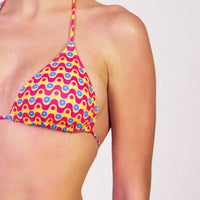 Bikini con triangolo e slip con laccetti in fantasia geometrica colore giallo, fucsia e blu, con interno e cuciture a contrasto colore blu Triangolo scorrevole con coppe estraibili Slip con laccetti sottili Morbida Lycra 100% Made in Italy 