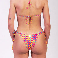 Bikini con triangolo e slip con laccetti in fantasia geometrica colore giallo, fucsia e blu, con interno e cuciture a contrasto colore blu Triangolo scorrevole con coppe estraibili Slip con laccetti sottili Morbida Lycra 100% Made in Italy 