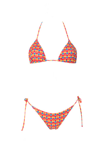 Bikini con triangolo e slip con laccetti in fantasia geometrica colore giallo, fucsia e blu, con interno e cuciture a contrasto colore blu Triangolo scorrevole con coppe estraibili Slip con laccetti sottili Morbida Lycra 100% Made in Italy 