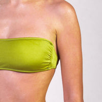 Bikini con fascia tinta unita colore verde satinato con laccetti e cuciture a contrasto colore fucsia Fascia con coppe estraibili Slip con fianco unito 100% Made in Italy 