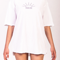 T-shirt oversize bianca tagliata al vivo con stampa disegno Sol Unisex 100% cotone La modella indossa la taglia S 