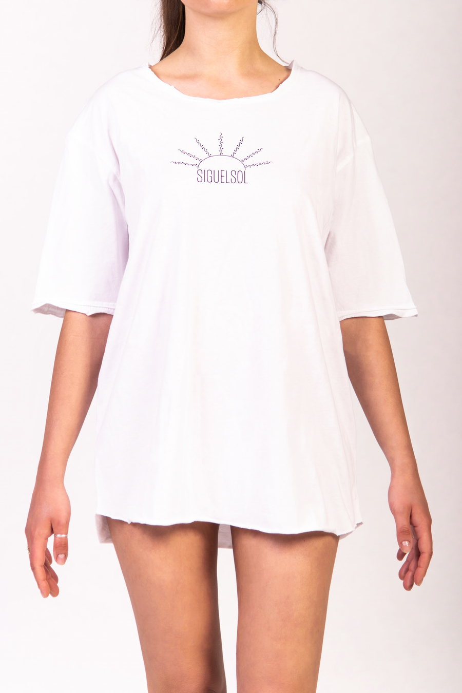 T-shirt oversize bianca tagliata al vivo con stampa disegno Sol Unisex 100% cotone La modella indossa la taglia S 